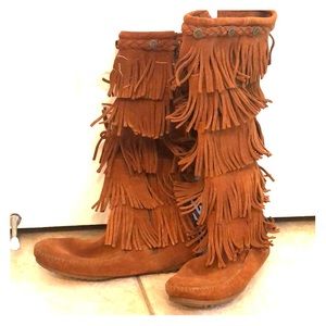 Minnetonka 5’ Layer Fringe Boots
